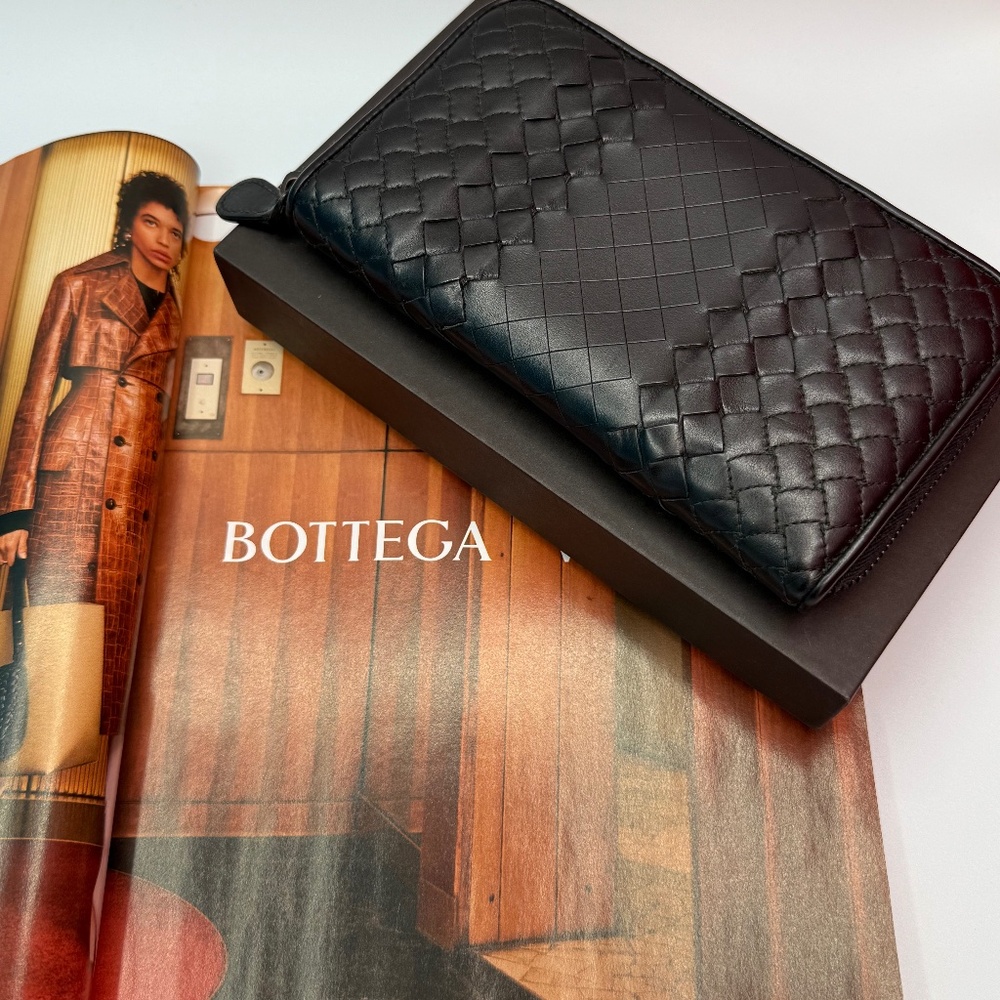 Bottega Venetta Zip Wallet Preloved in Box